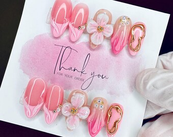 Uñas postizas con diseño de flores 3D: punta francesa rosa con detalles en perla y dorado