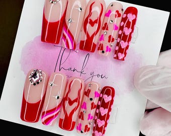 Uñas postizas para San Valentín: punta francesa roja con diseño de corazón de cristal