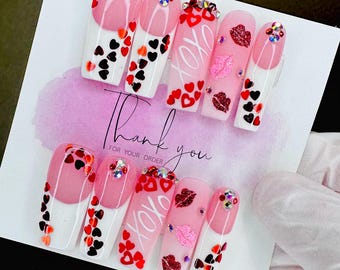 Paznokcie prasowane na Walentynki: różowy french, cekiny w kształcie serduszek, kryształki