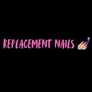 Puede incluir: Texto rosa sobre fondo negro que dice "REPLACEMENT NAILS". Se muestra una mano rosa con esmalte de uñas rosa aplicando esmalte de uñas rosa a las uñas.