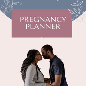Puede incluir: Un planificador del embarazo con el texto "PREGNANCY PLANNER" en blanco sobre un fondo malva. La imagen presenta a una pareja abrazándose, con la persona embarazada usando una camisa gris de manga larga.