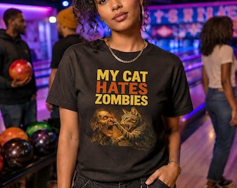 うちの猫はゾンビが大嫌い Tシャツ - クロー＆オーダー：ゾンビスクワッドアパレル - おもしろ猫ホラーシャツ