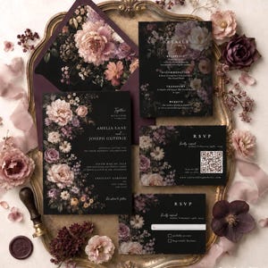 K&ouml;nnte beinhalten: Eine Hochzeits-Papeterie-Kollektion mit floralem Design auf dunklem Hintergrund. Das Set umfasst Einladungen, RSVP-Karten und einen Umschlag, alle mit rosa und lila Blumen verziert. Die Namen "Amelia Lane" und "Joseph Guthrie" sind zu sehen.