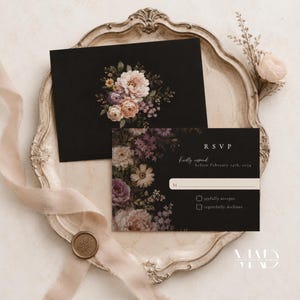 K&ouml;nnte beinhalten: Schwarze Einladungs- und Antwortkarten mit floralen Designs. Die Einladung zeigt einen Strau&szlig; aus rosa, pfirsichfarbenen und gelben Blumen. Die Antwortkarte enth&auml;lt den Text "RSVP" und fordert eine Antwort bis zum 14. Februar 2034 an.