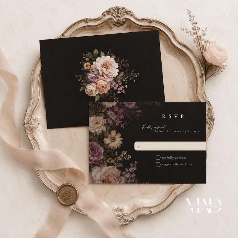 K&ouml;nnte beinhalten: Schwarze Einladungs- und Antwortkarten mit floralen Designs. Die Einladung zeigt einen Strau&szlig; aus rosa, pfirsichfarbenen und gelben Blumen. Die Antwortkarte enth&auml;lt den Text "RSVP" und fordert eine Antwort bis zum 14. Februar 2034 an.