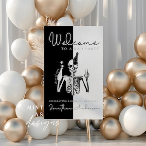 Op de afbeelding: Een zwart-wit welkomsbord met een skelet dat een champagnefles vasthoudt en een feestmuts draagt. Het bord zegt "Welkom op een toffe party" en "Viering van de afstuderen in radiologie van Jonathan Anderson".