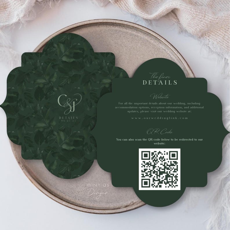 Peut inclure: Carte de d&eacute;tails de mariage vert fonc&eacute; avec un motif floral et les initiales "CSJ". La carte comprend le texte "The finer DETAILS", des informations sur le site Web et un code QR. La carte est sur une assiette de couleur neutre.