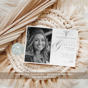Puede incluir: Una tarjeta de anuncio de graduación con una foto en blanco y negro de una graduada sonriente. La tarjeta incluye el nombre de la graduada, los detalles del evento y el texto "GRADUATION INVITATION | EDITABLE & PRINTABLE | INSTANT DOWNLOAD".