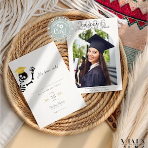 Könnte beinhalten: Zwei Abschlussankündigungen auf einem geflochtenen Tablett. Eine zeigt ein Foto einer Absolventin in Hut und Robe. Die andere hat ein Skelett mit einem Abschluss-Hut und dem Text "It's been rad!" sowie den Namen und das Datum des Absolventen.