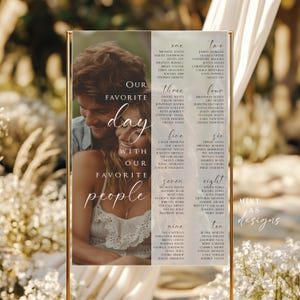 Puede incluir: Un plano de asientos de boda con marco dorado con una foto de una pareja. El gráfico enumera los nombres debajo de los números del uno al diez, con las palabras "Our Favorite Day With Our Favorite People" en escritura elegante.