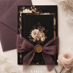 K&ouml;nnte beinhalten: Eine schwarze Einladungskarte mit floralen Mustern und einem dunkelvioletten Band. Die Einladung ist mit einem goldenen Wachssiegel versehen. Ein Umschlag und eine Blume sind ebenfalls zu sehen.