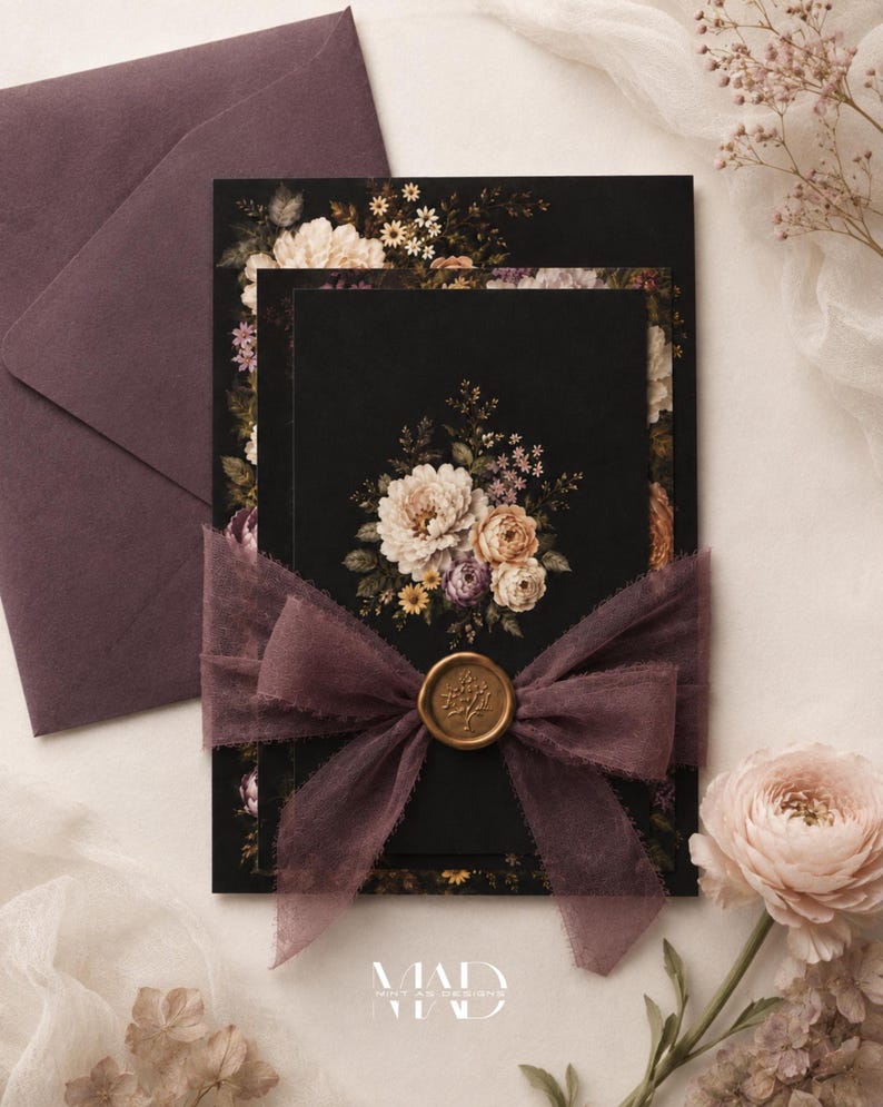 K&ouml;nnte beinhalten: Eine schwarze Einladungskarte mit floralen Mustern und einem dunkelvioletten Band. Die Einladung ist mit einem goldenen Wachssiegel versehen. Ein Umschlag und eine Blume sind ebenfalls zu sehen.