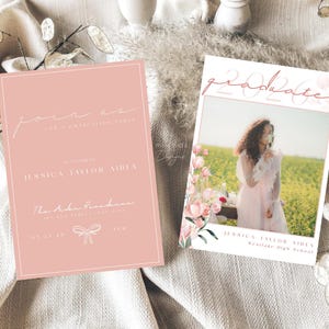 Könnte beinhalten: Eine rosa und weiße Graduation-Ankündigung mit einem floralen Design und einem Foto einer jungen Frau in einem weißen Kleid. Die Ankündigung lautet "Schließen Sie sich uns zu einer Graduation Party an" und "Jessica Taylor Aiden".