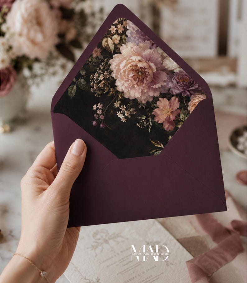K&ouml;nnte beinhalten: Ein pflaumenfarbener Umschlag mit floralem Innendesign. Die Innenseite zeigt einen dunklen Hintergrund mit einem gro&szlig;en, detaillierten Arrangement aus rosa, lila und cremefarbenen Blumen. Der Umschlag wird ge&ouml;ffnet gehalten und zeigt das Blumenmuster.