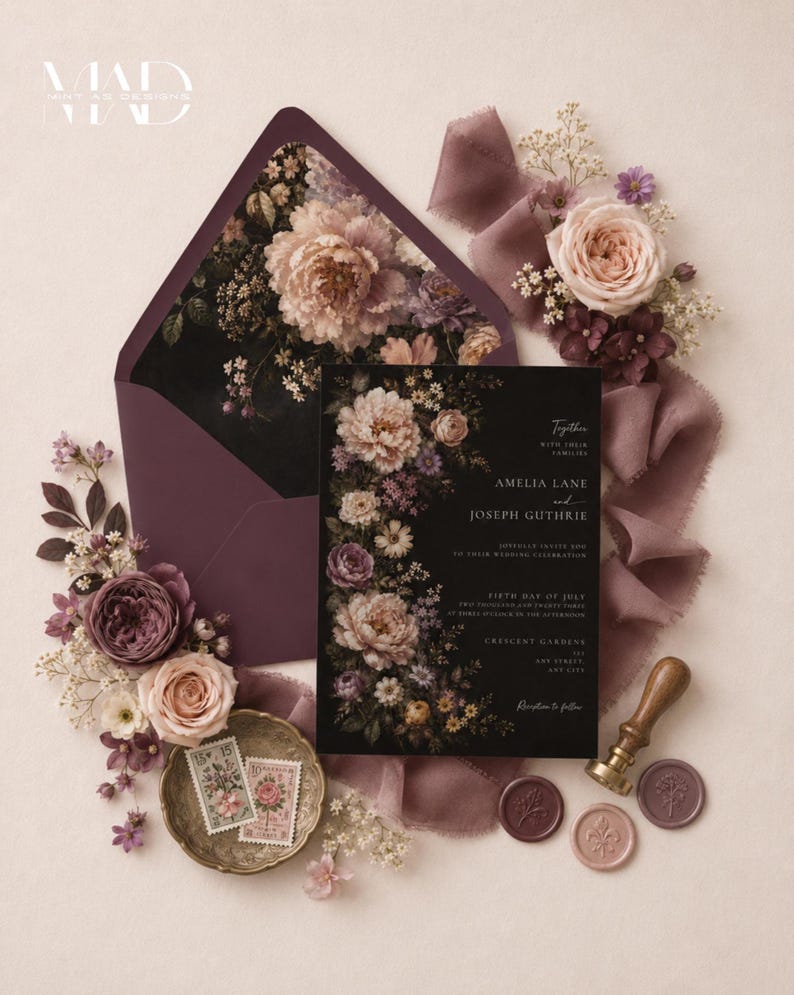 K&ouml;nnte beinhalten: Elegante Hochzeitseinladungssuite mit einer schwarzen Einladungskarte mit floralem Design, einem pflaumenfarbenen Umschlag und dekorativen Elementen wie Briefmarken, Wachssiegeln und B&auml;ndern. Der Einladungstext lautet "Amelia Lane and Joseph Guthrie".