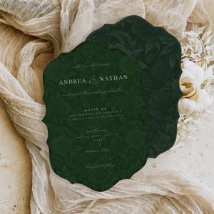 Peut inclure: Deux faire-part de mariage vert fonc&eacute; avec un motif floral et les noms "Andrea & Nathan" en &eacute;criture blanche. Les invitations ont un bord festonn&eacute; unique et incluent les d&eacute;tails de l'&eacute;v&eacute;nement.