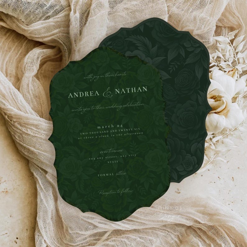 Peut inclure: Deux faire-part de mariage vert fonc&eacute; avec un motif floral et les noms "Andrea & Nathan" en &eacute;criture blanche. Les invitations ont un bord festonn&eacute; unique et incluent les d&eacute;tails de l'&eacute;v&eacute;nement.