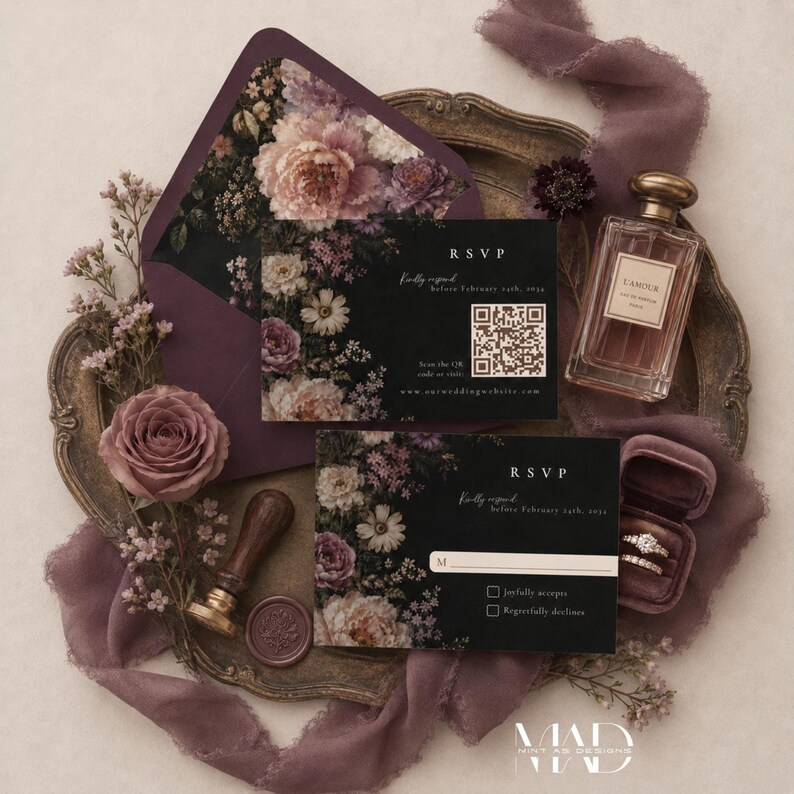 K&ouml;nnte beinhalten: Elegante Hochzeitseinladungssuite mit RSVP-Karten mit floralen Designs, passendem Umschlag und Parf&uuml;mflasche. Die Karten haben einen QR-Code und Text. Eine Samt-Ringbox und ein Wachssiegel sind ebenfalls vorhanden.