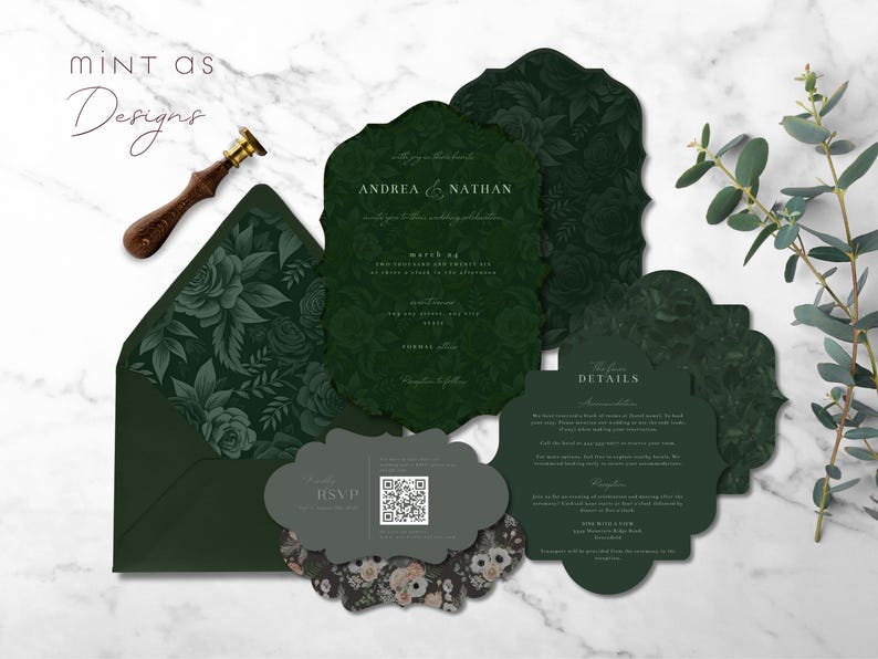 Peut inclure: Ensemble de faire-part de mariage vert fonc&eacute; avec motifs floraux. L'ensemble comprend une enveloppe, une invitation, une carte de r&eacute;ponse et une carte de d&eacute;tails. L'invitation pr&eacute;sente les noms "Andrea & Nathan" et les d&eacute;tails du mariage.