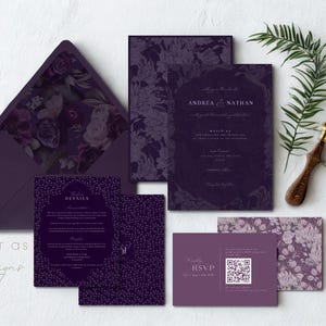 Puede incluir: Un conjunto de papelería de boda morada, que incluye una invitación, una tarjeta RSVP, una tarjeta de detalles y un sobre. La invitación presenta los nombres "Andrea & Nathan" y la fecha "24 de marzo". La papelería tiene un diseño floral y un sello de cera.