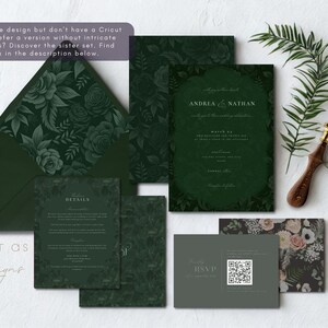 Peut inclure: Ensemble de faire-part de mariage vert fonc&eacute; avec motifs floraux. Comprend une invitation, une carte RSVP avec code QR, une carte de d&eacute;tails et une enveloppe. Le texte sur l'invitation indique "Andrea & Nathan". Le texte dans l'image dit "Like the design but don't have a Cricut".