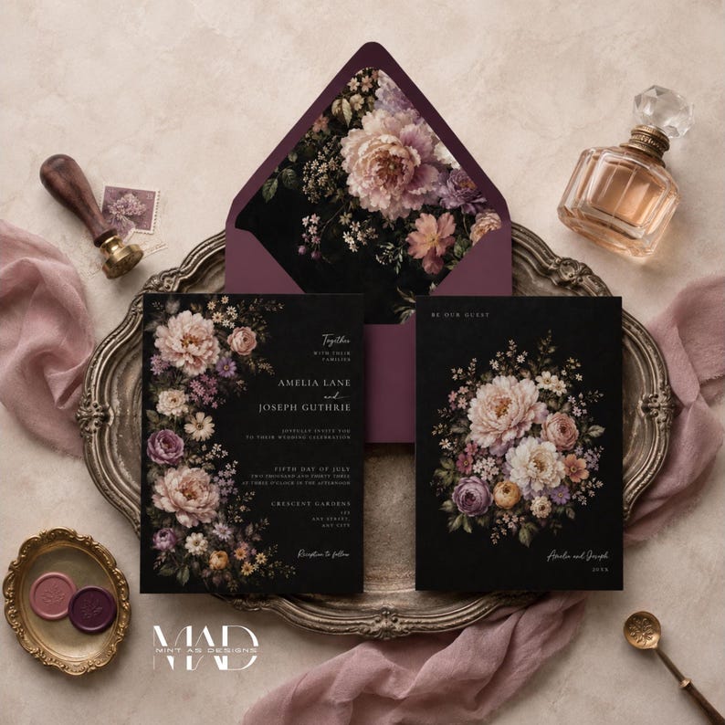 K&ouml;nnte beinhalten: Elegante Hochzeitseinladungssuite mit floralen Designs in Rosa, Lila und Creme auf schwarzem Hintergrund. Die Suite umfasst Einladungen, einen Umschlag und ein dekoratives Wachssiegel. Der Text lautet "Amelia Lane and Joseph Guthrie".