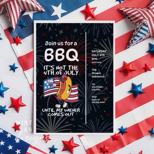 Lustige Hot Dog 4. Juli einladen | Erwachsener Humor britisch Grillabend | Bearbeitbare Wiener Party Vorlage | Feuerwerk Einladungen zum sofortigen Download