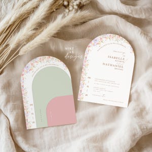 Puede incluir: Dos invitaciones de boda en forma de arco con detalles florales. Una tarjeta presenta un diseño verde salvia y rosa, la otra muestra los detalles del evento. El texto "MINT AS designs" es visible.