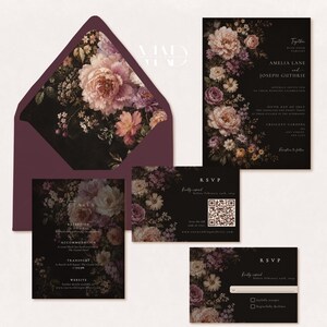 K&ouml;nnte beinhalten: Hochzeitspapeterie-Set mit dunklem Hintergrund und floralen Designs in Rosa, Lila und Creme. Das Set enth&auml;lt eine Einladung, RSVP-Karten und einen Umschlag mit passendem floralen Innenraum.