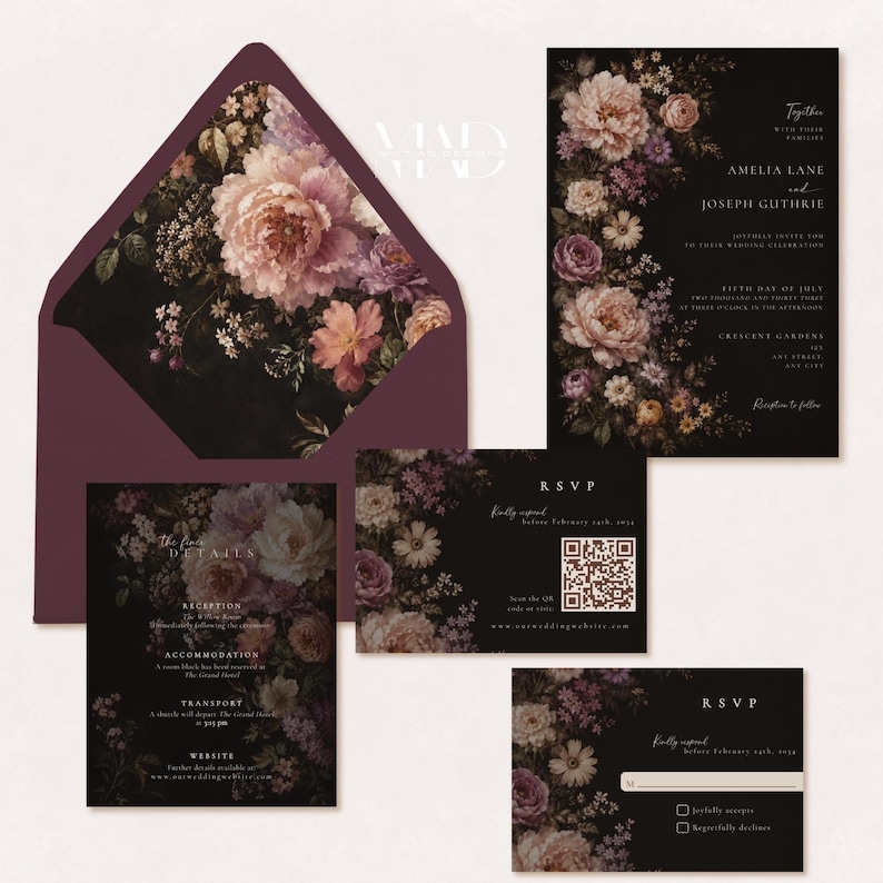 K&ouml;nnte beinhalten: Hochzeitspapeterie-Set mit dunklem Hintergrund und floralen Designs in Rosa, Lila und Creme. Das Set enth&auml;lt eine Einladung, RSVP-Karten und einen Umschlag mit passendem floralen Innenraum.