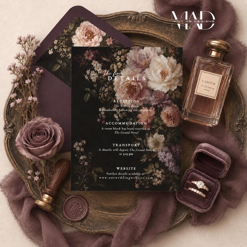K&ouml;nnte beinhalten: Eine Hochzeitseinladungssuite mit floralem Design, mit dunklem Hintergrund und dem Text "The finer DETAILS". Enth&auml;lt einen Umschlag, eine Parf&uuml;mflasche, Ringe in einer Samtbox und ein Wachssiegel. Die Farbpalette umfasst Schattierungen von Lila, Creme und Gold.