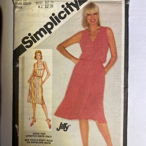 Op de afbeelding: Simplicity naaipatroon nummer 9895 voor een mouwloze jurk. Het patroon is geschikt voor stretch-breistoffen en bevat een "Pick-A-Knit"-regel op de achterkant van de envelop. Het patroon is gemarkeerd voor aanpassingen aan Miss Petite-maten. Het patroon toont een model dat een roze jurk draagt en een tweede model dat een gestreepte jurk draagt.