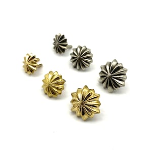 Op de afbeelding: Vijf decoratieve metalen studs in twee verschillende kleuren. Twee gouden studs en drie zilveren studs. Elke stud heeft een stervormig ontwerp.
