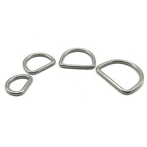 Op de afbeelding: Vier zilveren metalen D-ringen in verschillende maten. De ringen zijn glad en glanzend.