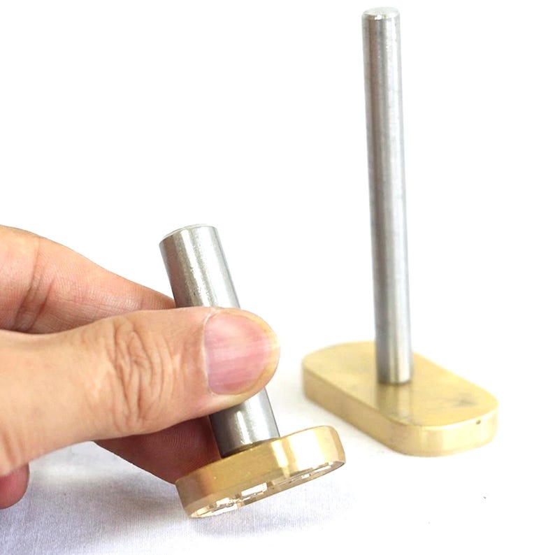 Peut inclure: Deux outils de marquage en laiton avec des manches en m&eacute;tal. Les outils de marquage ont des motifs diff&eacute;rents. L'un est un tampon rond avec un motif de tr&egrave;fle &agrave; quatre feuilles. L'autre est un tampon rectangulaire avec une surface lisse.