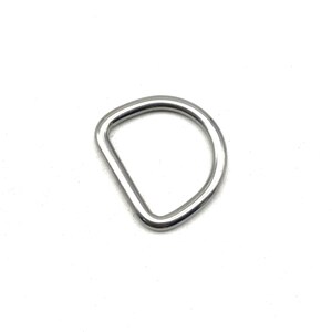 Op de afbeelding: Een zilveren metalen D-ring, een type hardware dat wordt gebruikt om items aan banden, riemen of andere objecten te bevestigen.