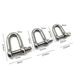 Può includere: Tre anelli rapidi a forma di D in metallo argentato con un perno a molla. Gli anelli hanno un diametro di 4 mm, 5 mm e 6 mm. L'anello più grande misura 9,5 cm di lunghezza, 3,4 cm di larghezza e 3 cm di altezza. L'anello intermedio misura 7 cm di lunghezza, 3,3 cm di larghezza e 2,5 cm di altezza. L'anello più piccolo misura 6 cm di lunghezza, 2,1 cm di larghezza e 1 cm di altezza.