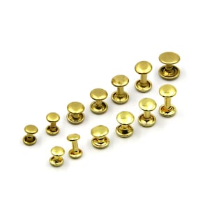 Op de afbeelding: Assortiment van goudkleurige metalen klinknagels in verschillende maten. De klinknagels hebben een koepelvormige kop en een pen.