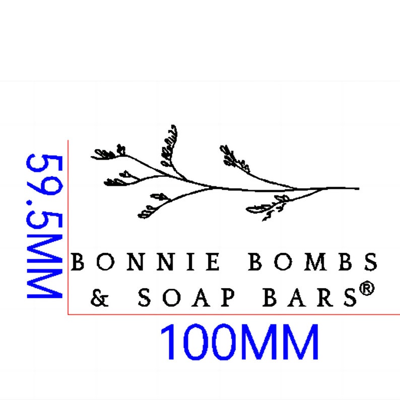 Peut inclure: Dessin au trait noir et blanc d'une branche avec des feuilles. Le texte "BONNIE BOMBS & SOAP BARS&reg;" est sous le dessin. Le texte "100MM" est sous le texte, en bleu.