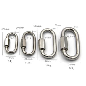 Pode incluir: Quatro elos rápidos ovais de prata de diferentes tamanhos. Os elos medem 37,6 mm, 39,9 mm, 50,6 mm e 57 mm de comprimento. Os elos medem 10,3 mm, 11,7 mm, 14 mm e 15,1 mm de largura. Os elos pesam 8,4 g, 11,7 g, 20,8 g e 34,4 g.