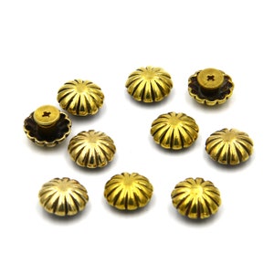 Puede incluir: Diez botones de metal de color dorado con un diseño decorativo acanalado. Los botones tienen una parte posterior de tornillo.
