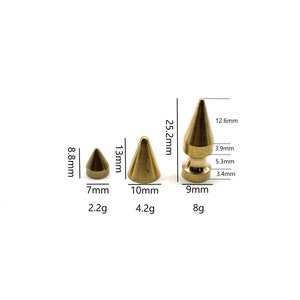 Op de afbeelding: Drie goudkleurige metalen piramidevormige studs met puntige toppen. De studs zijn 7 mm, 10 mm en 9 mm in diameter en 8,8 mm, 13 mm en 25,2 mm hoog. De grootste stud heeft een 12,6 mm hoge punt, een 3,9 mm brede basis, een 5,3 mm breed middengedeelte en een 3,4 mm breed ondergedeelte.