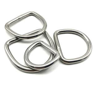Könnte beinhalten: Vier silberne D-Ringe aus Metall, auch bekannt als D-Ringe oder D-Schäkel, werden auf weißem Hintergrund gezeigt. Die Ringe sind übereinander gestapelt.