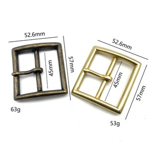 Puede incluir: Dos hebillas de cinturón de metal, una de latón antiguo y otra de oro, que miden 5,2 cm por 4,5 cm. Ambas hebillas pesan 63 gramos y 53 gramos respectivamente.