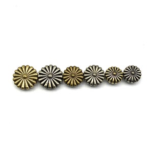 Decorazione per borsa in pelle con bottone a vite e fiore con rivetti a forma di crisantemo concho
