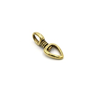 Könnte beinhalten: Ein goldfarbener Metallanhänger mit einem einzigartigen Design mit einer verdrehten Schlaufe und einer spitzen Spitze.