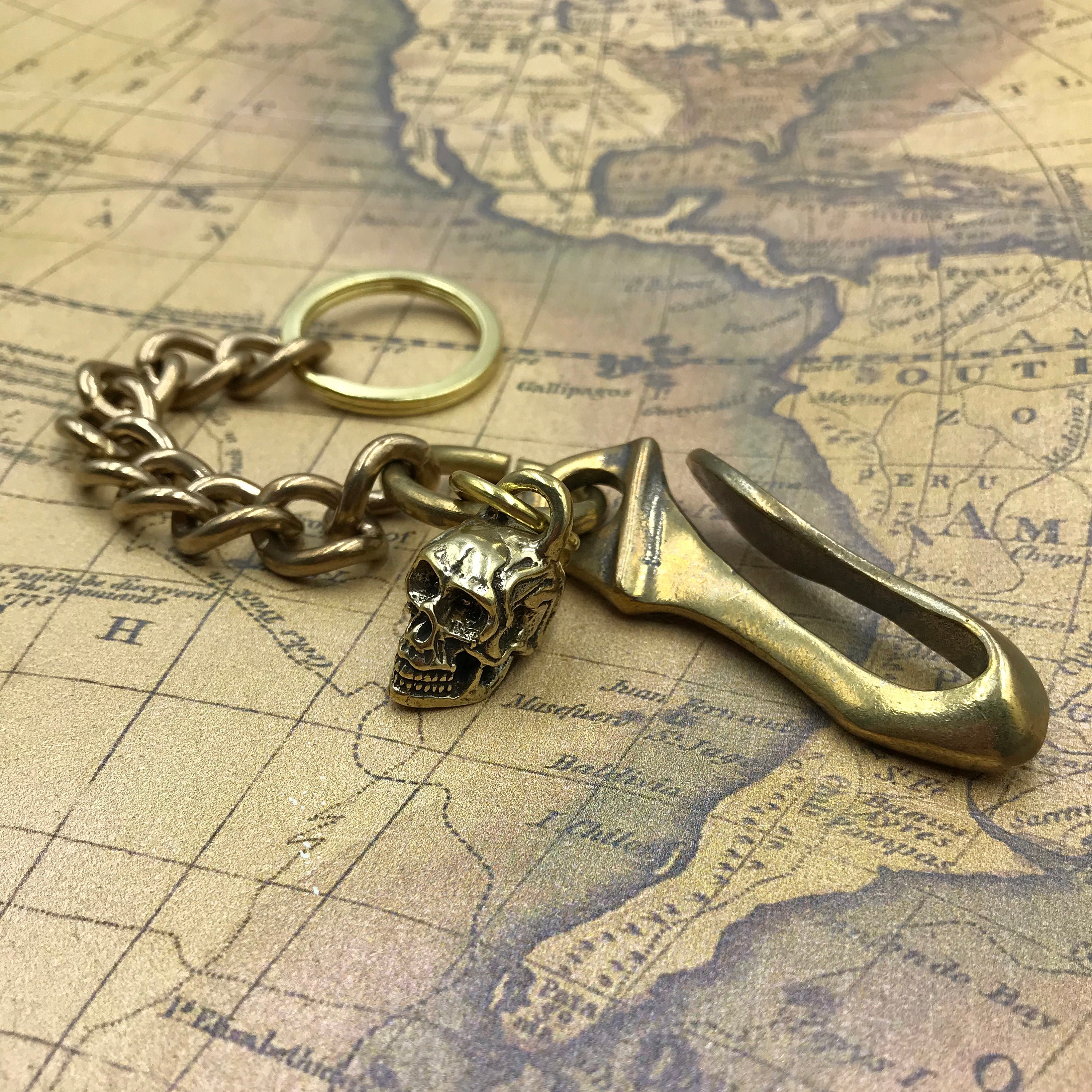 真鍮キーチェーン バイカーベルトフック スカルペンダント付き - Etsy 日本