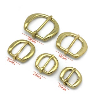 Puede incluir: Cuatro hebillas de cinturón de latón en diferentes tamaños: 38 mm, 32 mm, 20 mm y 17 mm.