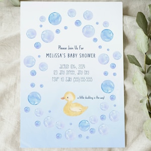 Un patito está en camino Plantilla de invitación para baby shower para burbujas de baño de Canva Patito de goma amarillo acuarela azul claro