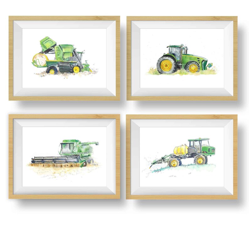 Op de afbeelding: Set van vier aquarellen van groene landbouwmachines, waaronder een tractor, een combine en een spuitmachine. De schilderijen zijn ingelijst in natuurlijke houten frames.